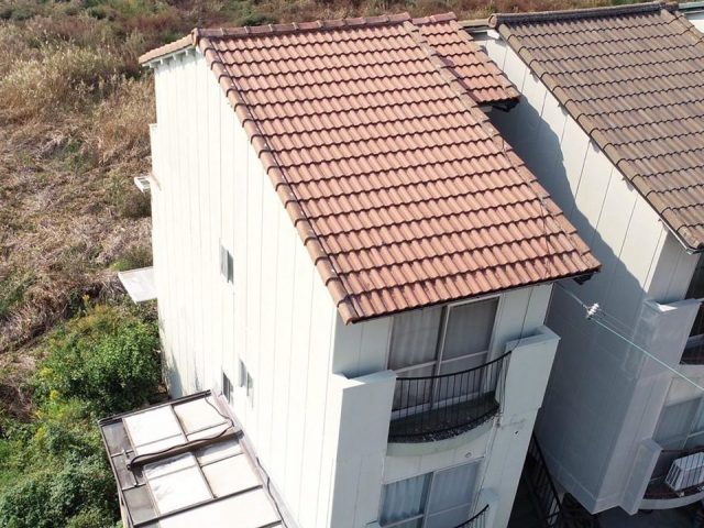 明石市の葺き替え工事を行う3階建て住宅